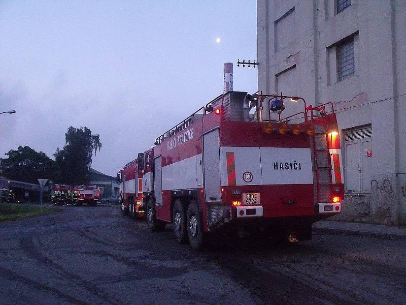 Požár skladu v Hrušovanech u Brna.