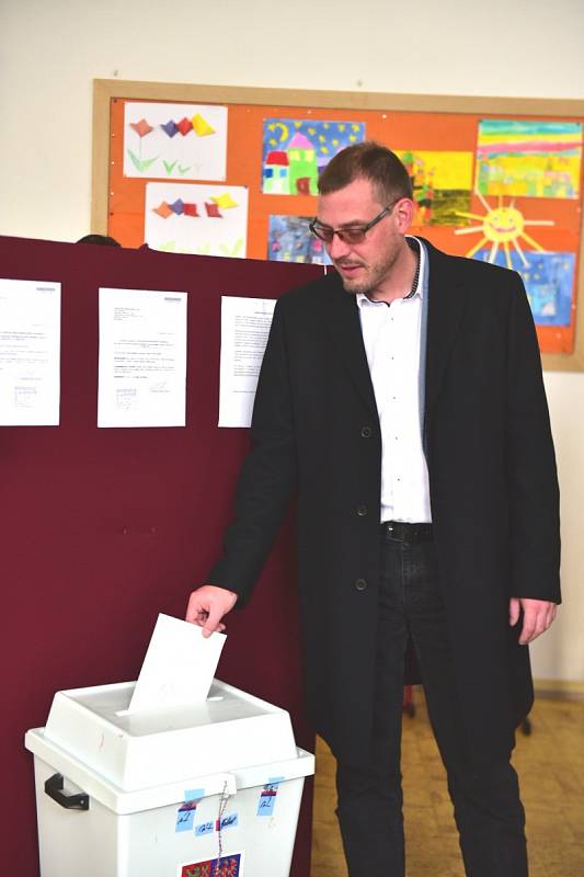 Jihomoravský lídr Realistů Filip Otevřel volil v brněnské základní škole ve Staňkově ulici. K volbám přišel s dětmi, které chce vést k tomu, aby pro ně volby byly samozřejmost.