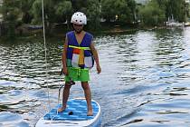 Na přehradě testují vlek pro vodní lyžování a wakeboarding.