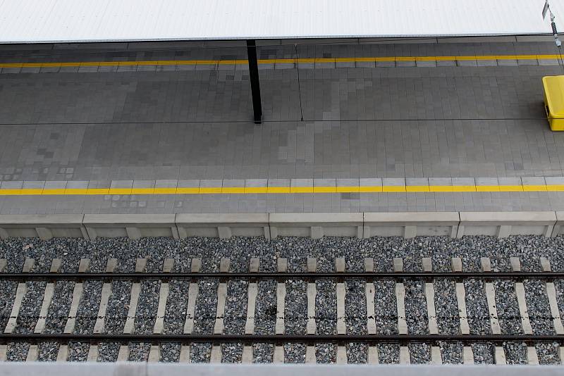 Páté a šesté nástupiště na brněnském hlavním nádraží jsou zcela nově opravená. Jako jediná v železniční stanici umožňují bezbariérový nástup a výstup.