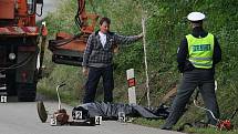 Šedesátiletý muž, který křovinořezem sekal trávu v příkopu, zemřel při tragédii na silnici u obce Ledce na Brněnsku. 
