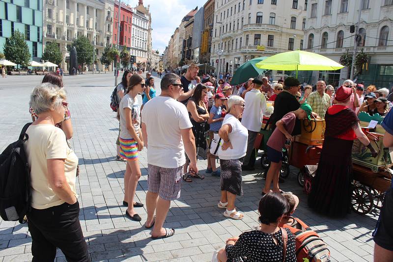 Asi dvacet lidí s flašinety se zúčastnilo devátého Mezinárodního setkání flašinetů v Brně. Flašinety staré i sto let přivezli lidé nejen z Česka, ale i Německa, Francie či Itálie.