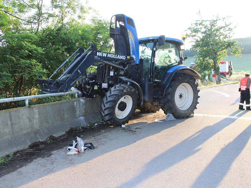 Divokou jízdu zažil řidič traktoru jedoucí z kopce od obce Hlína u Moravských Bránic na Brněnsku. Stroji s vlekem a nákladem deseti tun sladového ječmene pravděpodobně selhaly brzdy.