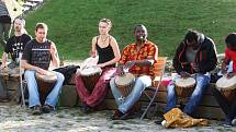 Hudebníci z Konga rozvířili bubny v Otevřené zahradě.