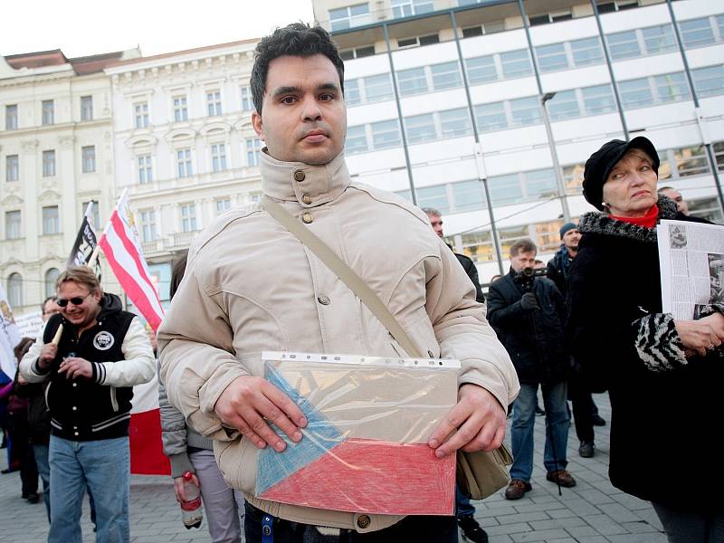 Demonstraci proti imigraci a Evropské unii svolali na sobotní odpoledne členové Dělnické strany sociální spravedlnosti. Protestního pochodu z náměstí Svobody se po třetí hodině odpoledne zúčastnila tisícovka lidí.