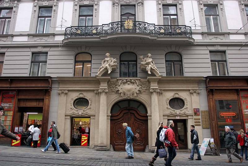 Původní je i balkonová mříž v Masarykově ulici.