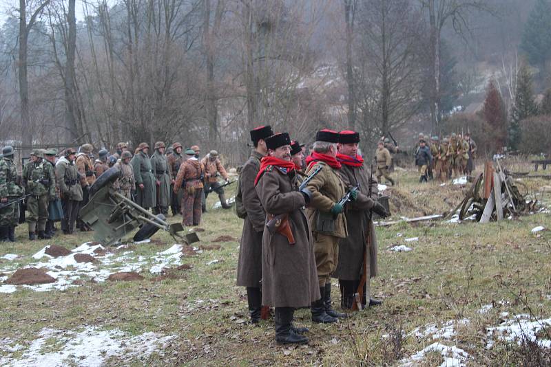 Nadšenci vojenské historie předvedli ve Skalici nad Svitavou rekonstrukci bitvy z druhé světové války, při které Rudá armáda zaútočila na nacistické jednotky u řeky Wisly.