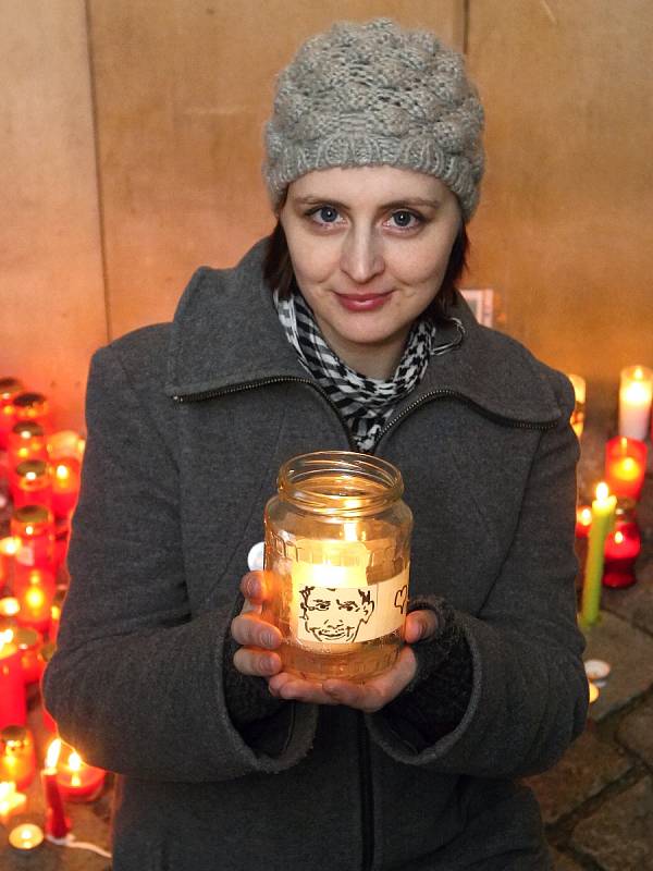 Prvního českého prezidenta lidé uctili na průvodu svíčkami.