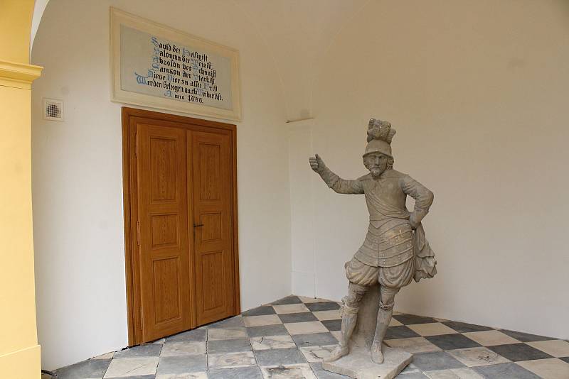 Na zámku v Lysicích restaurátoři obnovili výzdobu sala terreny.