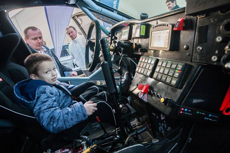 Fanoušci závodníka Tomáše Ouředníčka a automobilového sportu si prohlížejí Ouředníčkův závodní speciál Ford Ranger, než se s ním vydá na Rallye Dakar 2018.