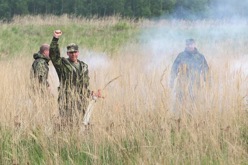 Profesionální i dobrovolní hasiči z Jihomoravského a Olomouckého kraje společně s armádou ve Vojenském újezdu Březina na Vyškovsku trénovali, jak zasahovat v případě velkého požáru