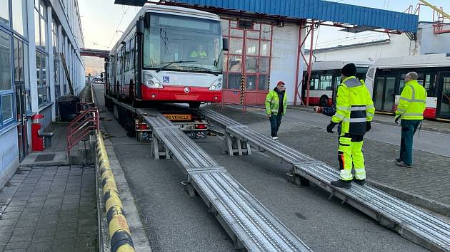 První vyřazené trolejbusy Škoda 25Tr vyrazily na cestu z Brna do Ústí nad Labem v pondělí. Poslední přesun je naplánovaný na pátek.