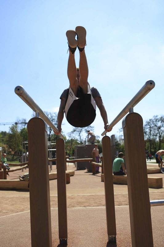 Areál plný parkourových a workoutových prvků a obrovské boulderové stěny v sobotu otevřeli lidé při akci Ohnivý Bzzzukot.