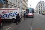 Na půl hodiny ve středu dvě dodávky zablokovaly provoz v Rooseveltově ulici v Brně.