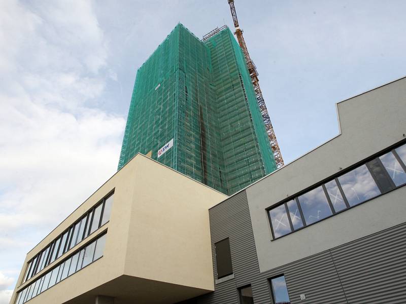 Stavba budovy AZ Tower v Brně.
