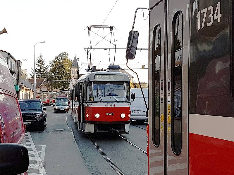 Tramvajová doprava v Táborské ulici v Brně. Dělníci nyní opravují úsek mezi křižovatkou s Gajdošovou ulicí a Otakara Ševčíka a Dělnickým domem.