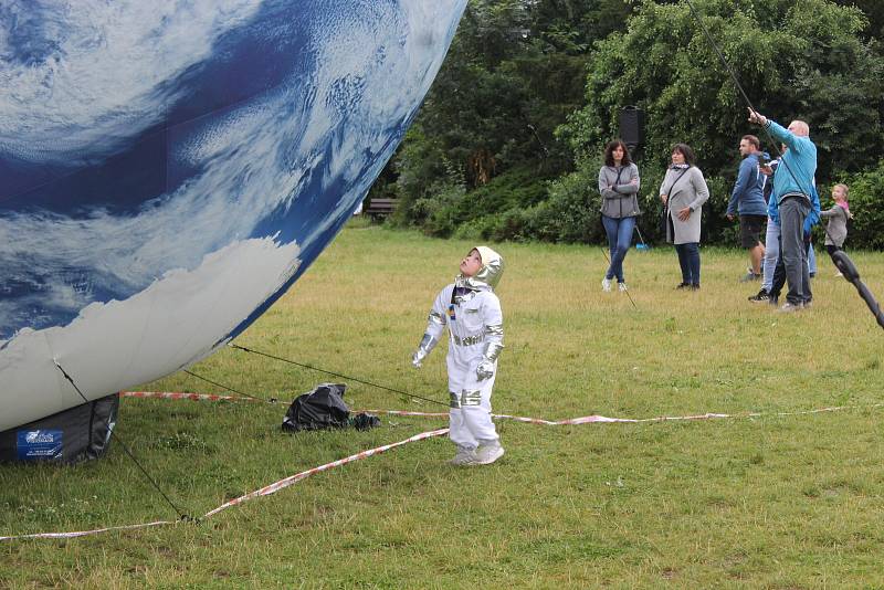 Nafukovacího Měsíce a Země se už lidé v Brně dotknout mohli. Nyní je čeká Mars.