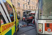 Trolejbus se srazil s tramvají v pondělí odpoledne v brněnské Křenové ulici. Zranilo se zhruba čtyřicet lidí.