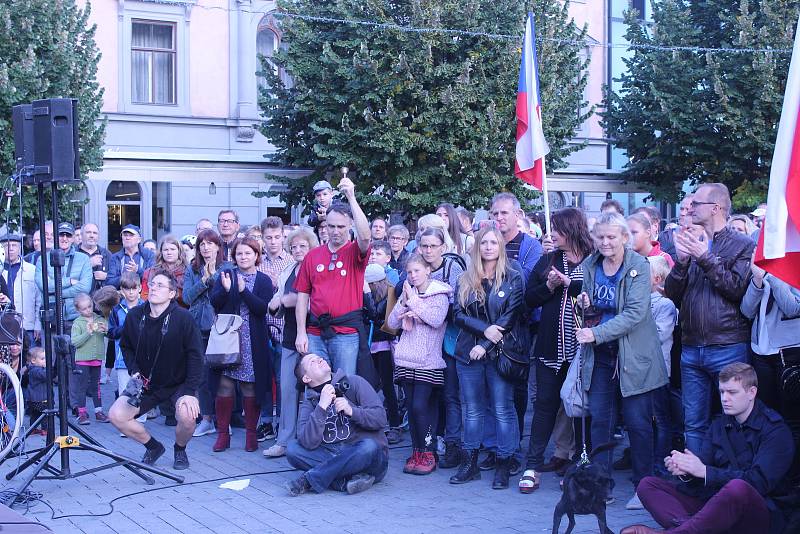 V Den české státnosti se v Brně uskutečnil pochod Kroky pro demokracii pořádaný iniciativou Společně Brno. Pochodu, na němž řečníci kritizovali současný stav české demokracie a kauzy kolem premiéra Andreje Babiče, se zúčastnilo několik stovek lidí.