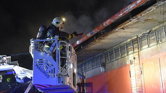 Hasiči v Brně zápolili s požárem střechy průmyslové budovy.