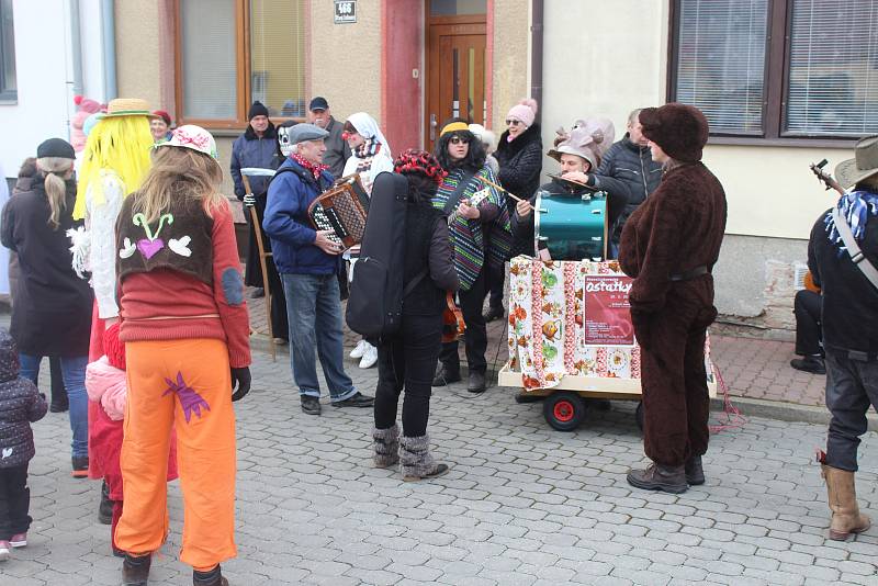 Průvod masek při Starolískoveckých ostatcích.