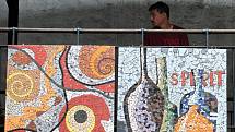 Na padesát mozaik vytvořených hlavně amatéry visí v divadle Husa na provázku.