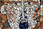 Na padesát mozaik vytvořených hlavně amatéry visí v divadle Husa na provázku.
