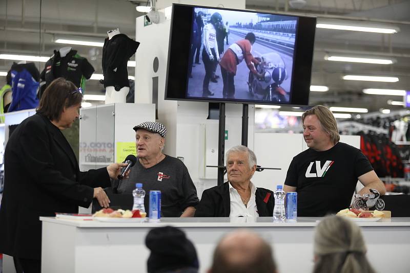 Giacomo Agostini na autogramiádě v Brně.
