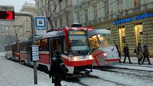 Sníh zasypal Brno. Tramvajím komplikovaly cestu zasněžené výhybky.