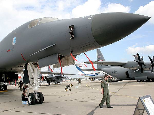 Letoun Rockwell International B-1A/B-1B. O ladnosti tvarů tohoto velkého letounu jsme se mohli přesvědčit v Hradci Králové na CIAF 2001. 