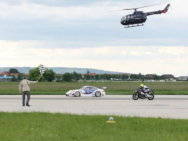 Souboj rychlých strojů na tuřanském letišti vyhrálo porsche.