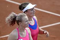 Barbora Krejčíková s Kateřinou Siniakovou vydřely postup do semifinále olympijského turnaje.