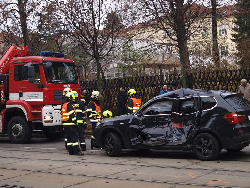 Kvůli nehodě tramvaje a osobního auta byla od tři čtvrtě na jedenáct dopoledne neprůjezdná ulice Veveří.