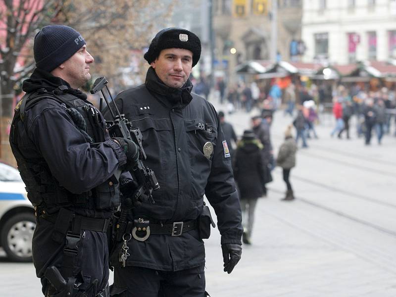 Nákupními centry, kolem stánků na vánočních trzích i hlavním nádražím v Brně procházejí od úterního rána policisté se samopaly. Zvýšený dohled je reakcí na teroristický útok, který se odehrál v pondělí večer v Berlíně.