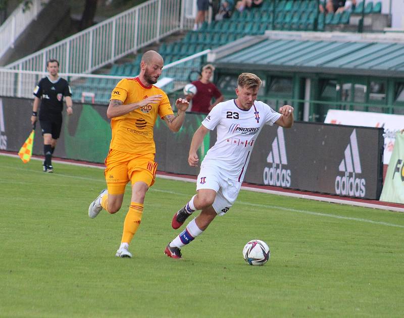 Fotbalisté Líšně (v bílém) rozhodli o výhře na Dukle až v samém závěru.