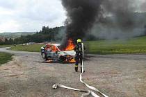 U Vohančic hasiči likvidovali požár osobního auta.