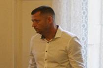 Bývalý starosta Němčiček na Břeclavsku Petr Slezák (v bílé košili) čelí u brněnského krajského soudu s Janem Odehnalem obžalobě z podvodů kvůli bobové dráze v Němčičkách.