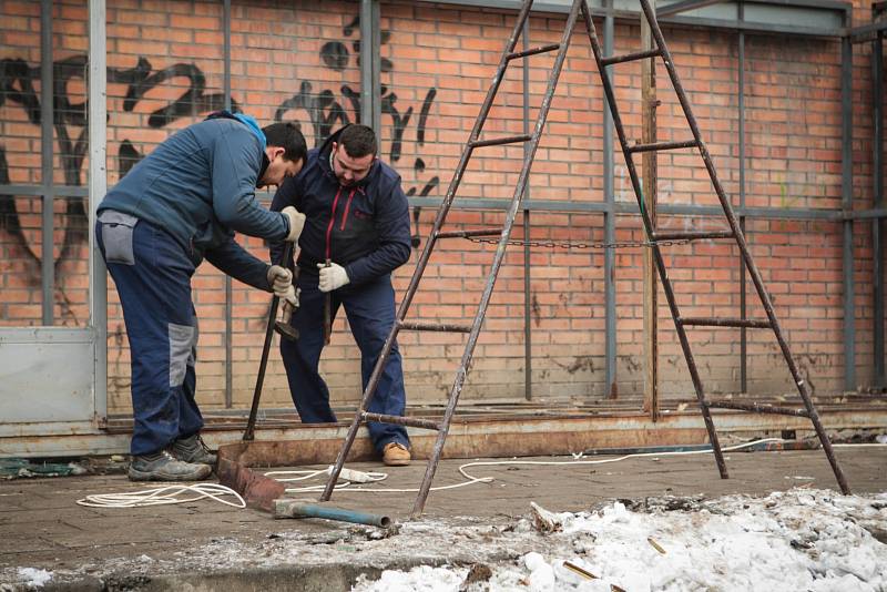 Ještě minulý týden zde lidé nakupovali, teď místo stánků u zdi hlavního nádraží zeje prázdný prostor. Pro laciné boty a čínské napodobeniny musí Brňané zamířit jinam.