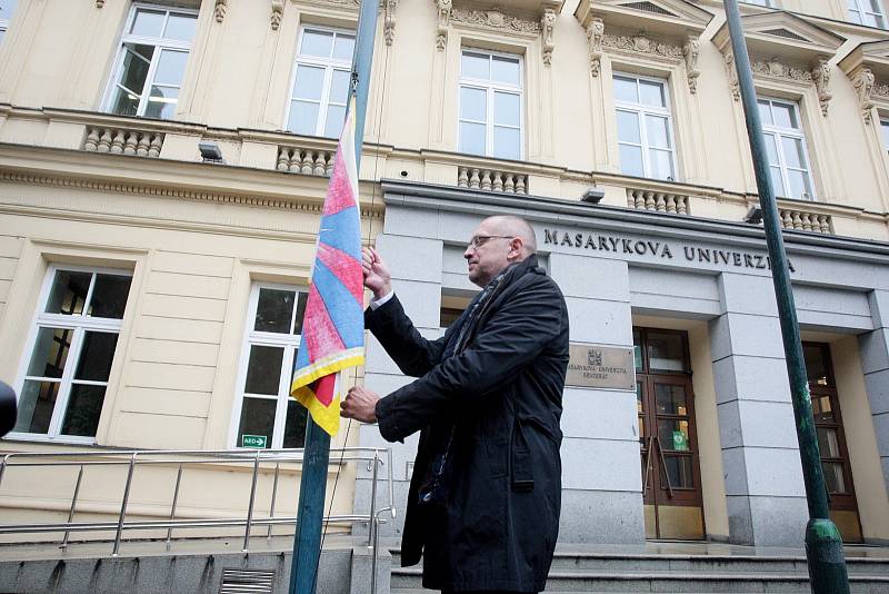 Rektor Masarykovy Univerzity Mikuláš Bek za pět minut dvanáct vyvěsil tibetskou vlajku.