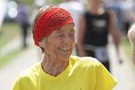 Dáma, nad jejímiž výkony zůstává rozum stát. Pětasedmdesátiletá německá vytrvalkyně Sigrid Eichnerová v neděli v Lomnici u Tišnova na Brněnsku zahájila cestu za rekordem, která vyvrcholí v pátek.
