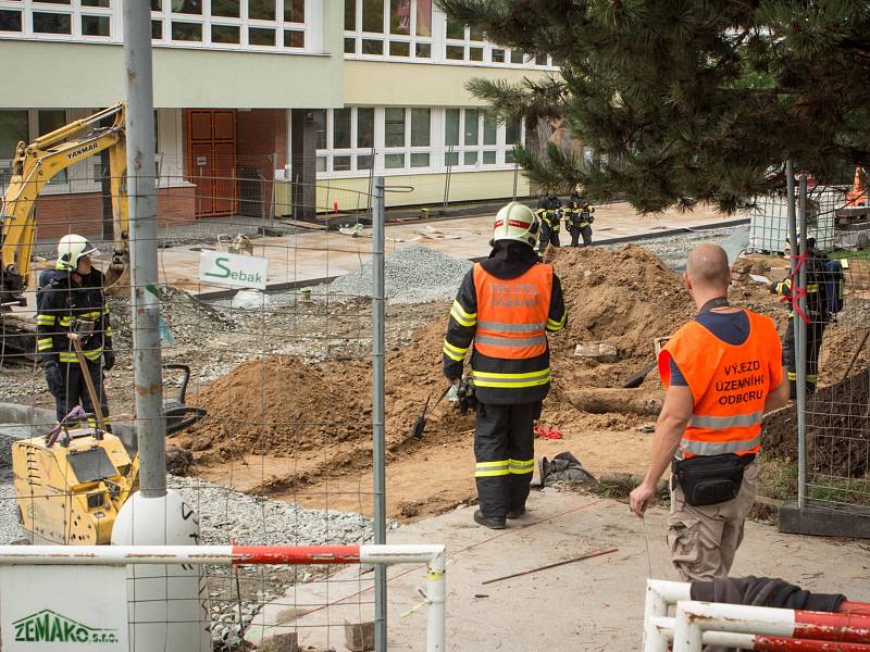 Stovky školáků musely v pátek krátce po začátku vyučování opustit školu v Brně-Bohunicích. Hasiči evakuovali základní a mateřskou školu i středí odbornou školu v Arménské ulici. Kvůli úniku plynu z výkopu.