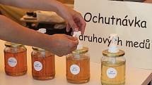 Ochutnávka medu různých druhů na festivalu Mendel je včelař.