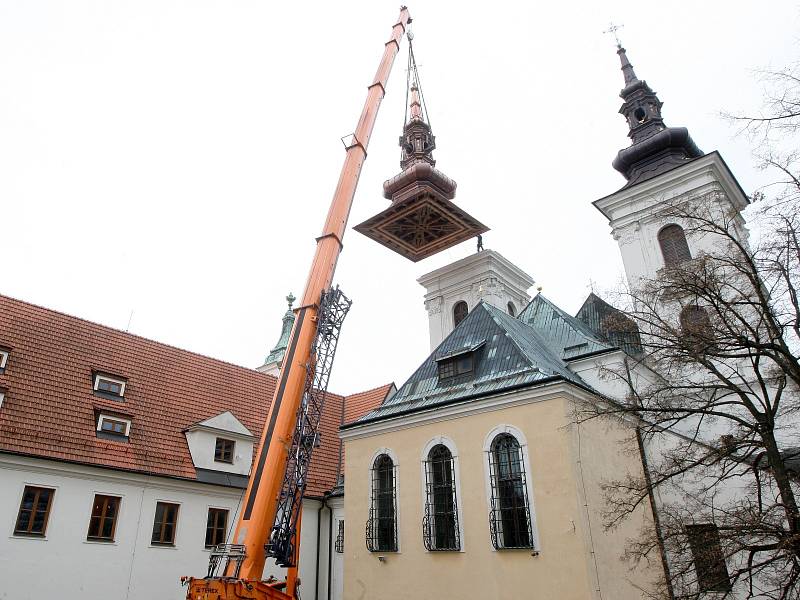 Instalace nové báně na kostel ve Vranově u Brna.