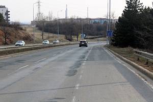 Rozbitou silnici v Jedovnické ulici letos opraví.