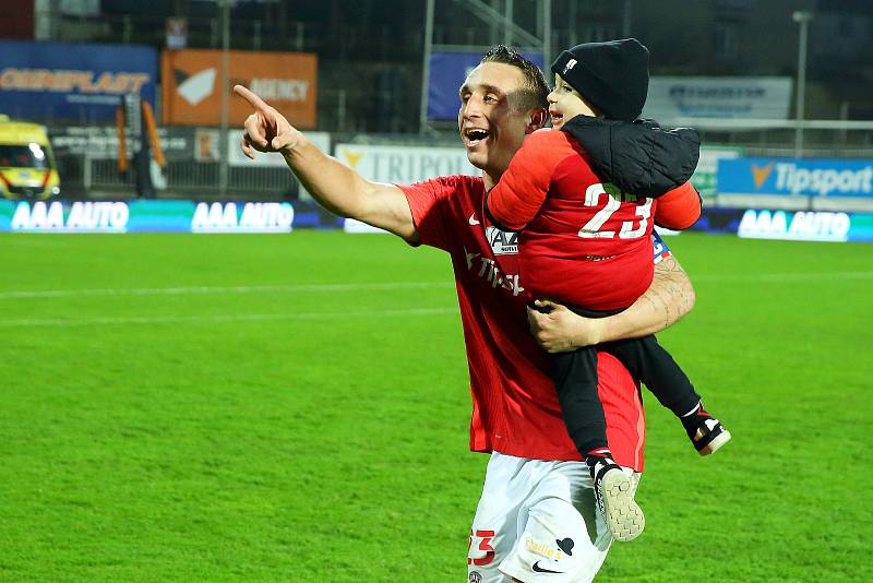 Brněnští fotbalisté (v červeném) na domácím trávníku zdolali Liberec 3:0.