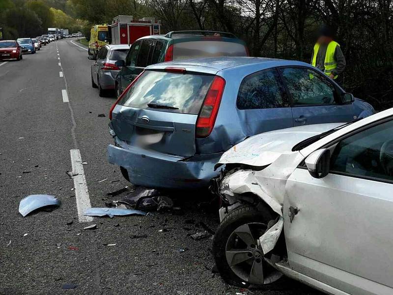  Dopravu mezi Kuřimí na Brněnsku a Lipůvkou na Blanensku v úterý dopoledne zkomplikovala hromadná nehoda na silnici I/43.