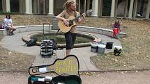 Umělci v Brně hráli na autech, balkónech, rikšách i na ulici. Součástí festivalu Maraton hudby byl i busking