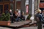 Někteří už v pondělí v centru Brna poseděli na zahrádce, přestože rozvolnění má přijít až v dalších dnech.