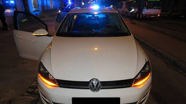 Nabourané auto, kterým se snažil řidič v Brně ujet policistům.