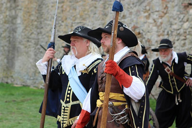 Skupina historického šermu Houwaldův regiment předvedla v sobotu na hradě Veveří návštěvníkům ukázky z výcviku švédských mušketýrů z období třicetileté války.